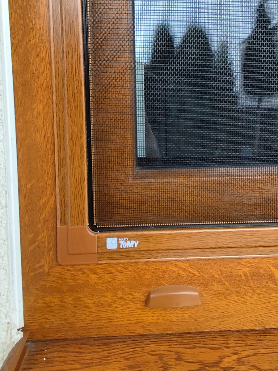 Moskitiera ramkowa na okno PVC – detal narożnika i siatki