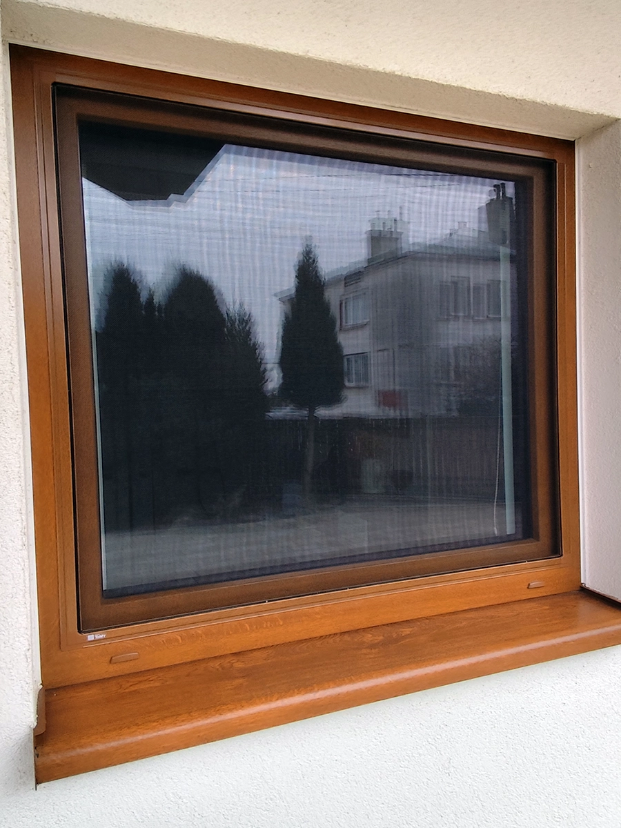 Moskitiera ramkowa na okno PVC w okleinie drewnopodobnej