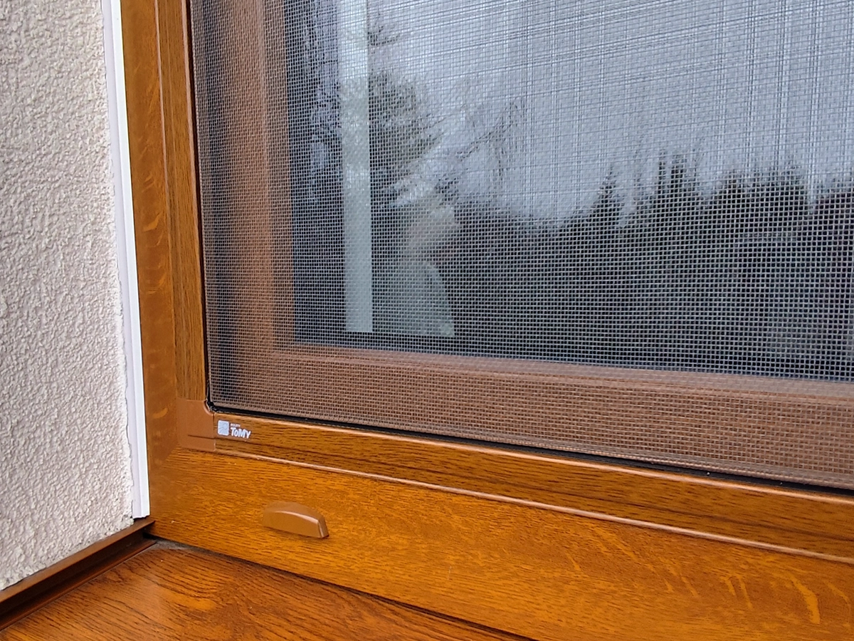 Moskitiera ramkowa na okno drewniane – Rzeszów, montaż na wymiar