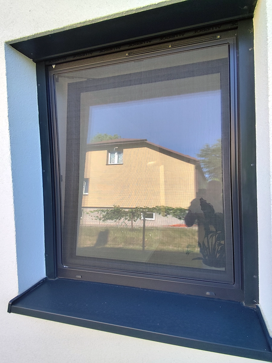 Moskitiera okienna ramkowa w kolorze antracyt dopasowana do okna