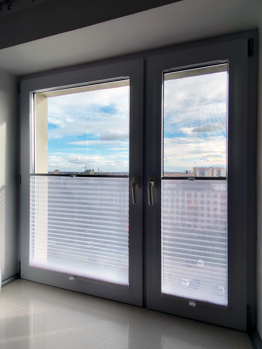 Plisa firankowa w białym oknie – półprzezroczysta osłona okienna