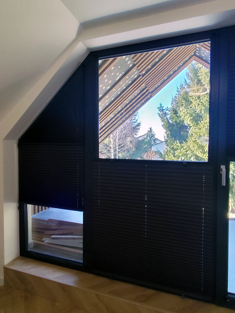 Plisy na okno trójkątne na poddaszu – plisy wykonane na wymiar