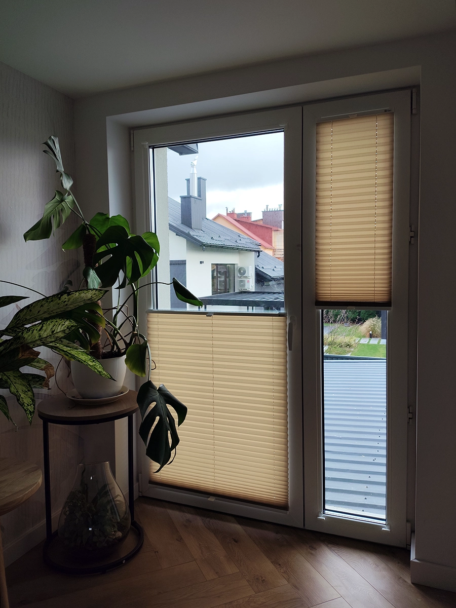 Plisy na wymiar w oknie balkonowym i wąskim oknie – regulacja światła w pomieszczeniu