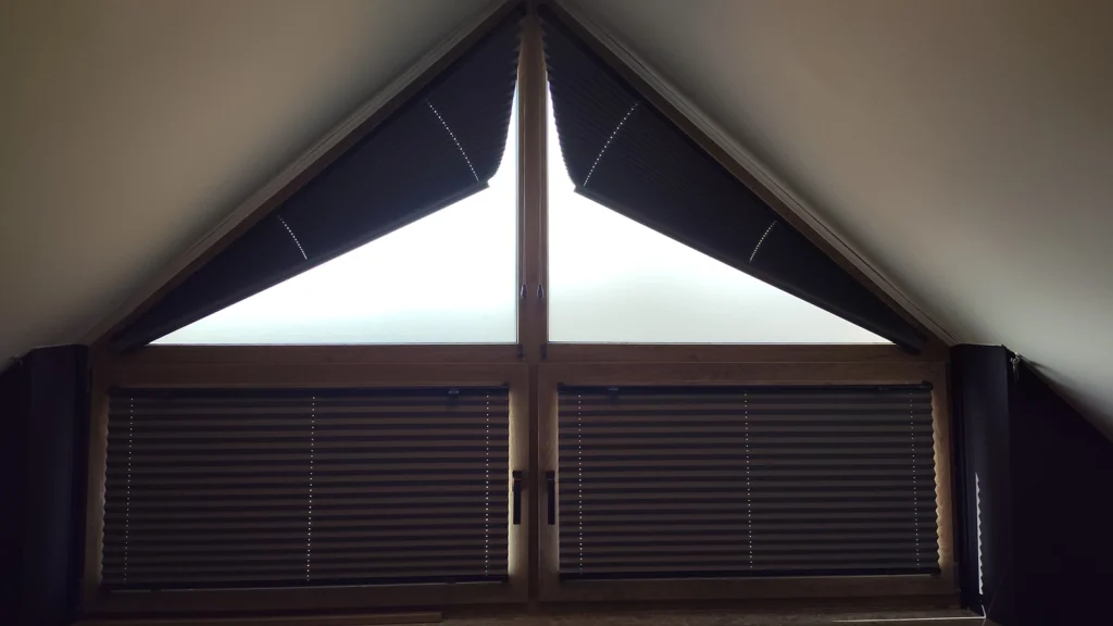 Plisy dopasowane do okna trójkątnego – montaż w oknie trójkątnym