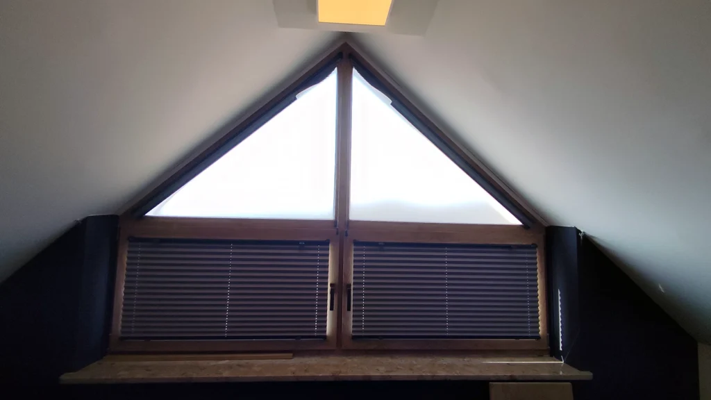 Plisy na okna trójkątne – realizacja w oknie o nietypowym kształcie