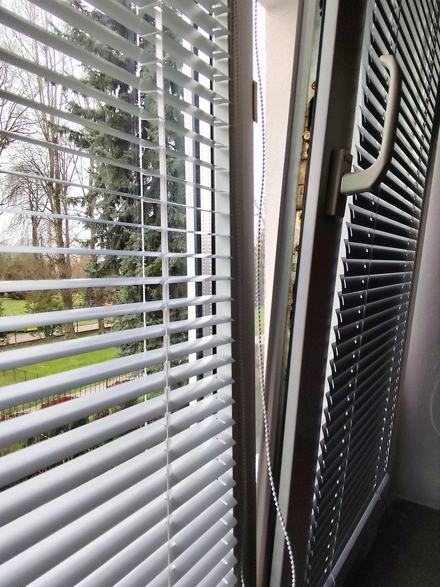Żaluzje aluminiowe 25 mm białe – otwarte i zamknięte lamele