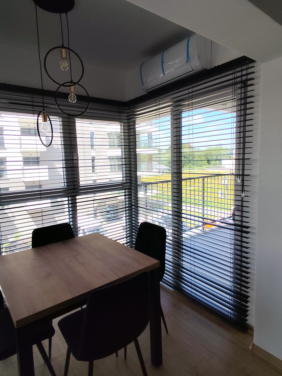 Żaluzje aluminiowe 50 mm na narożnych oknach w jadalni
