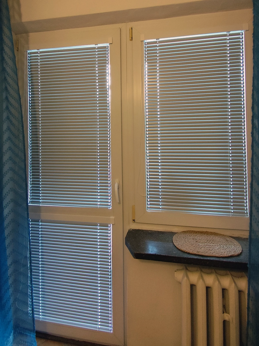 Żaluzje aluminiowe Venus na kilku skrzydłach okna i drzwi balkonowych