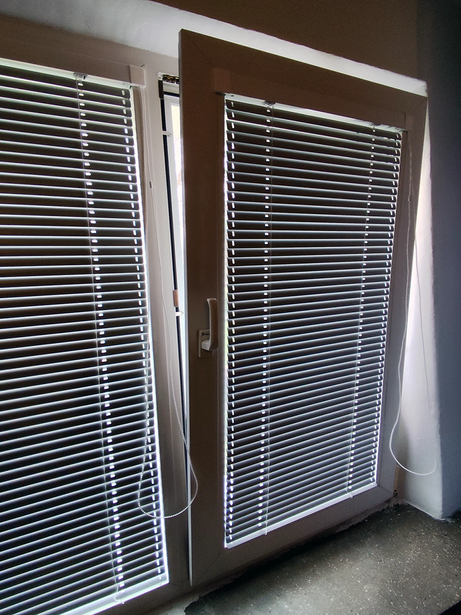 Żaluzje aluminiowe typu Venuska montowane na skrzydle okna