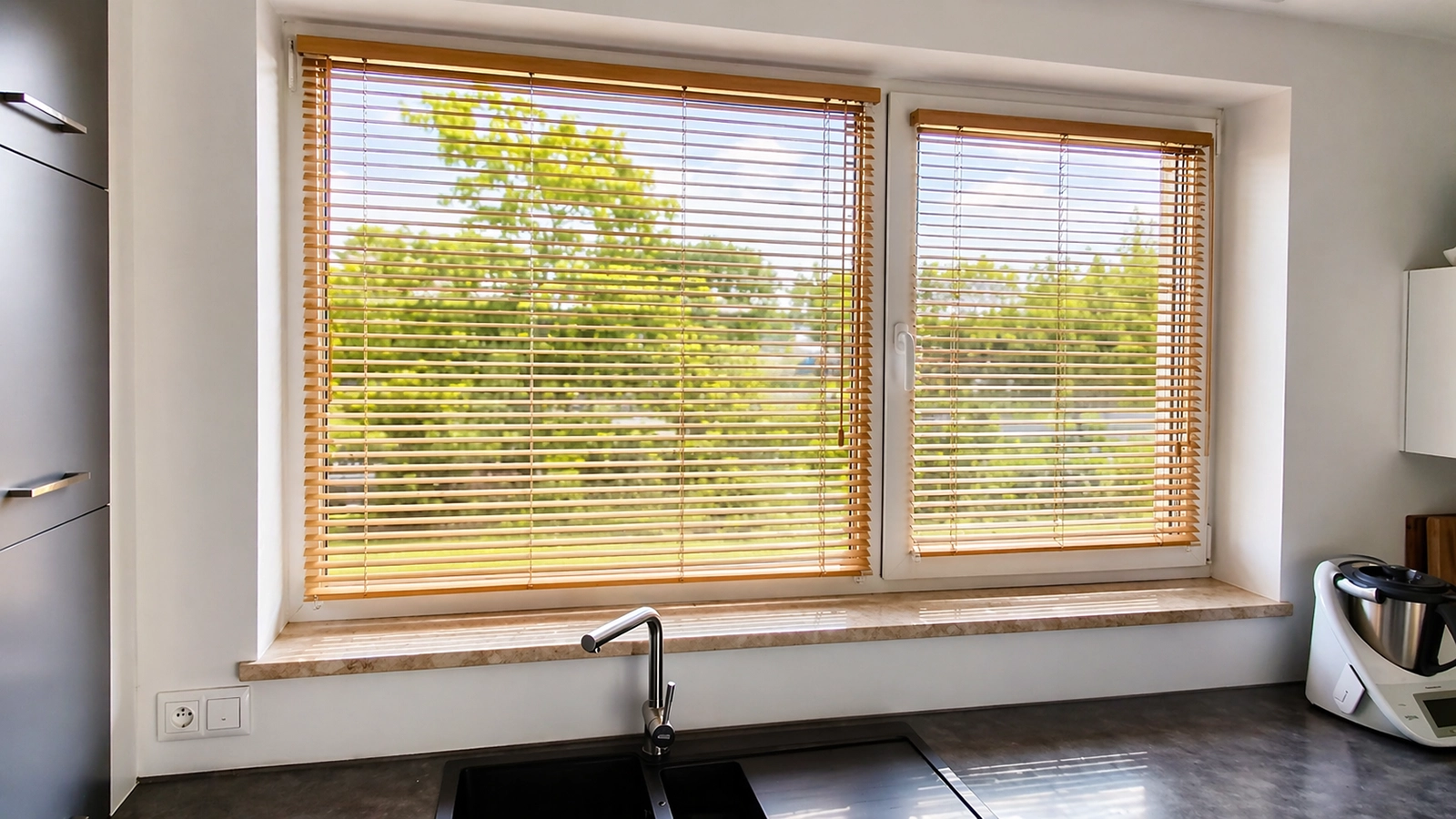 żaluzje drewniane 25 mm na oknie w kuchni realizacja Rzeszów