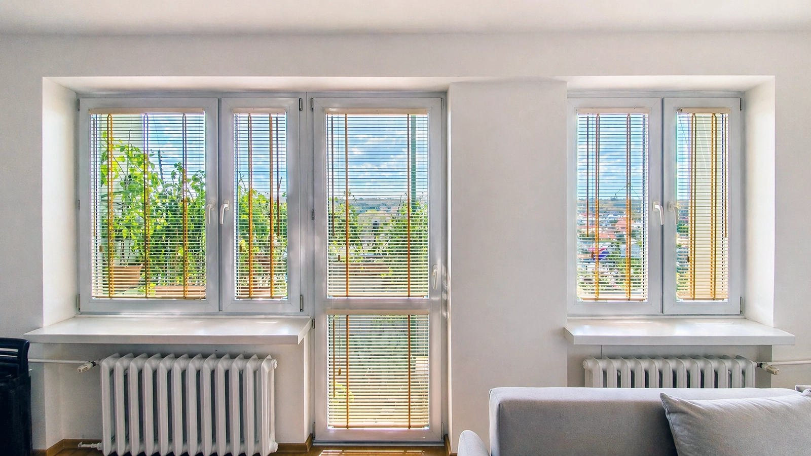 żaluzje drewniane 25 mm na oknie balkonowym w salonie realizacja Rzeszów