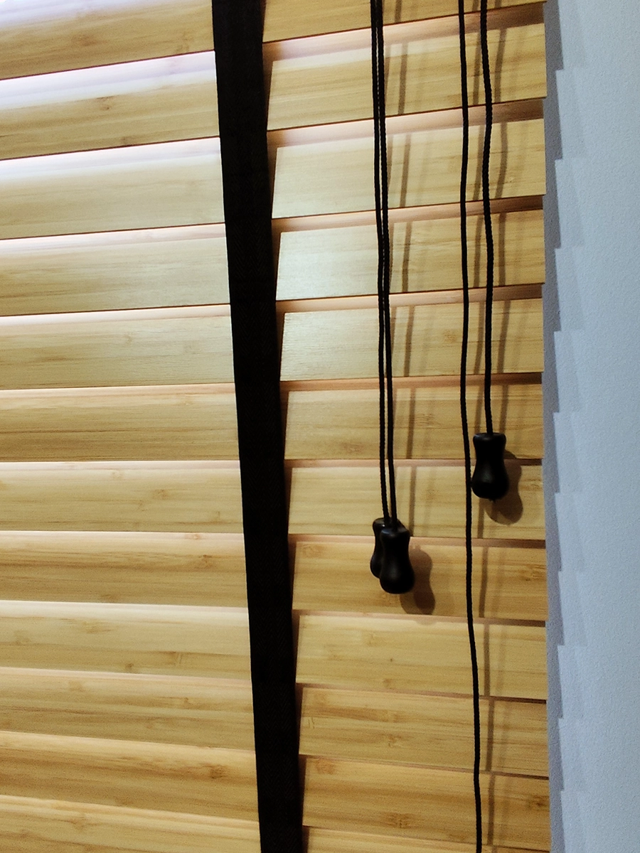 Detal żaluzji drewnianych 50 mm – mechanizm sterowania i lamele