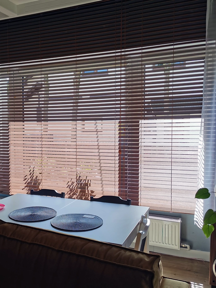 żaluzje drewniane 50mm duże okno salon regulacja światła realizacja