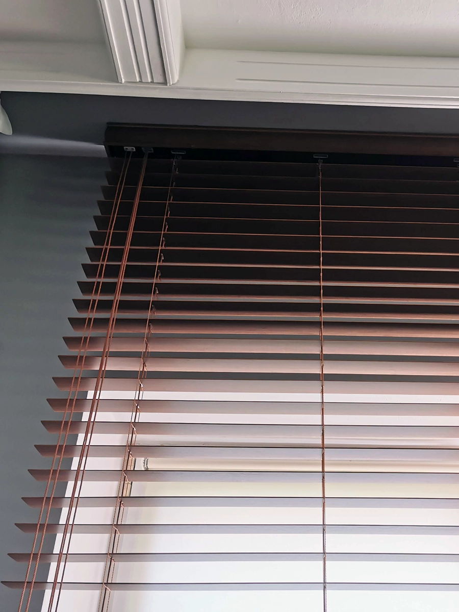 żaluzje drewniane 50mm montaż przy suficie detal prowadzenia lameli