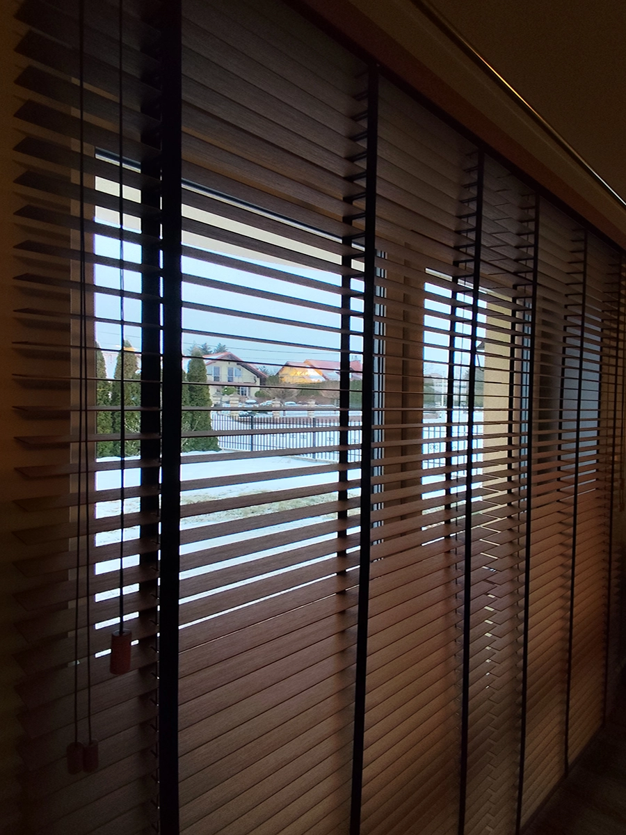 Żaluzje drewniane 50 mm w kolorze orzech na dużym oknie