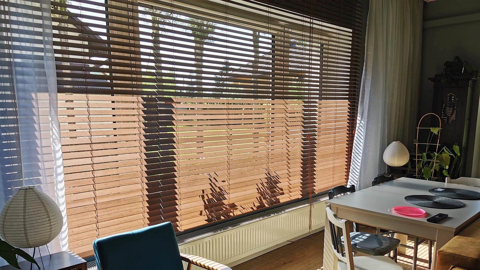 żaluzje drewniane 50mm salon duże okno nowoczesne wnętrze Rzeszów